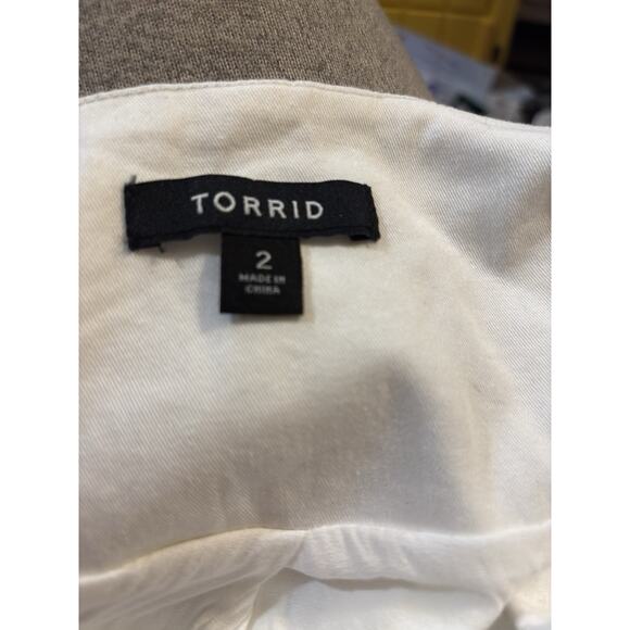 Torrid White Denim Jacket W/ Ruffle Bottom Size 2 MSRP$ 79 - Picture 4 of 7